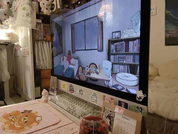 ベージュと木目調が調和した寝室のナチュラルなホームオフィス空間、デスクと本棚が配置された居心地の良い雰囲気