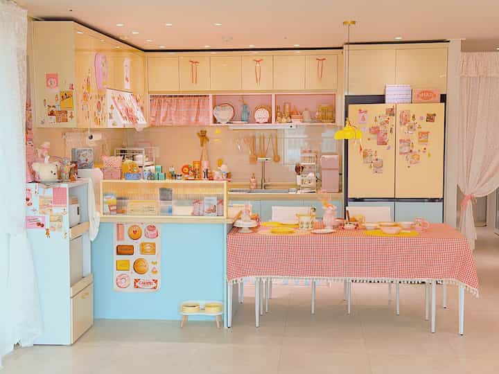 イエローとホワイトの調和が美しい、ペット用品のあるナチュラルでレトロなキッチンとダイニングの雰囲気あるインテリア