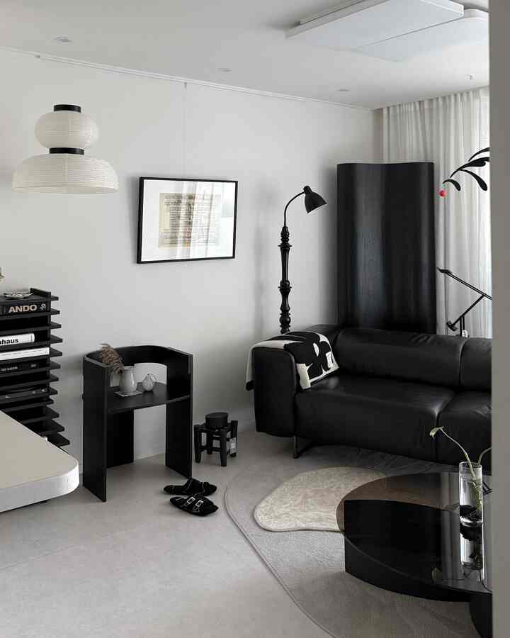 🇰🇷 3LDK｜色より「形」で遊ぶ🖤個性派家具で魅せるモノトーンの部屋