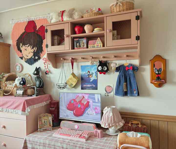 ピンクとベージュのトーンでキャラクターの飾りやヴィンテージ家具が調和する、アールデコ調の雰囲気あるホームオフィスインテリア