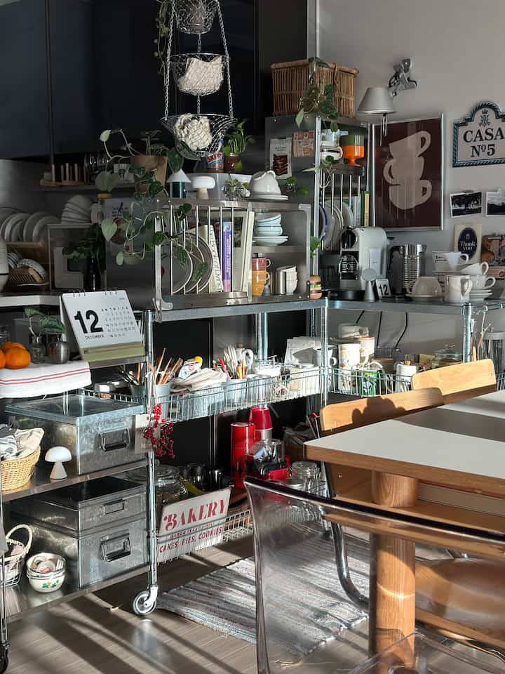 ナチュラルカラーとスチールインテリアが融合したキッチンおうちカフェ。イケアのオマール金属棚やヴィンテージ雑貨が配された雰囲気のある空間