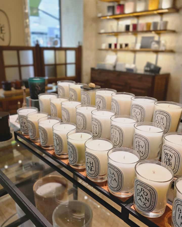 Saya mengunjungi butik Diptyque Paris saat saya berada di Paris, dan tempat ini bagaikan surga 😘 Saya suka setiap aroma, setiap dekorasi yang mereka miliki! 🤎
#paris #candle #Diptyque #parisshopping #boutique #candleholder #perfume