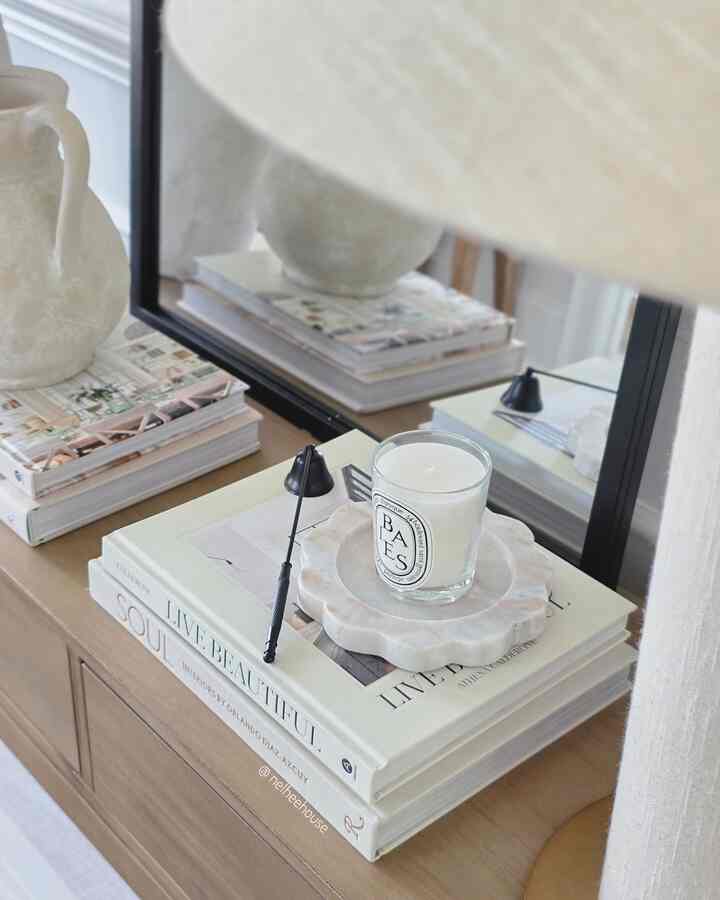 My love for Diptyque, it all started with this candle😘
#entryway #foyer #entrywayinterior #whiteinterior #beige #candle #candleholder #scent 