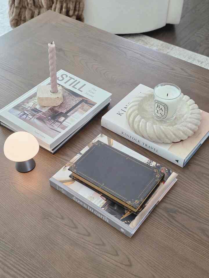 Coffee table styling inspo🤍🤎
#coffeetable #livingroom #livingroominterior #livingroomdecor #candle #tray #Diptyque #lamp #neutral #earthy #beige