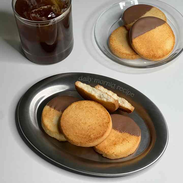 今日の師父作詞副作 - ココナッツローシェ🥥🍪
今日はクッキーのようにカリカリのスタイルでココナッツローシェを焼いてみました-！
ドトムなスタイルもいいけどこんなに平らに焼いたココナッツローシェも本当に美味しかったですよ🥹💛
ココナッツの香りがとても好きでコーヒーと食べてみるとすっきりしたんです💖

＃オーホームストア＃コンスープ記録＃コンスープ＃ココナッツ＃クッキー＃クッキー作り＃ベーキング＃ホームベーキング＃baking