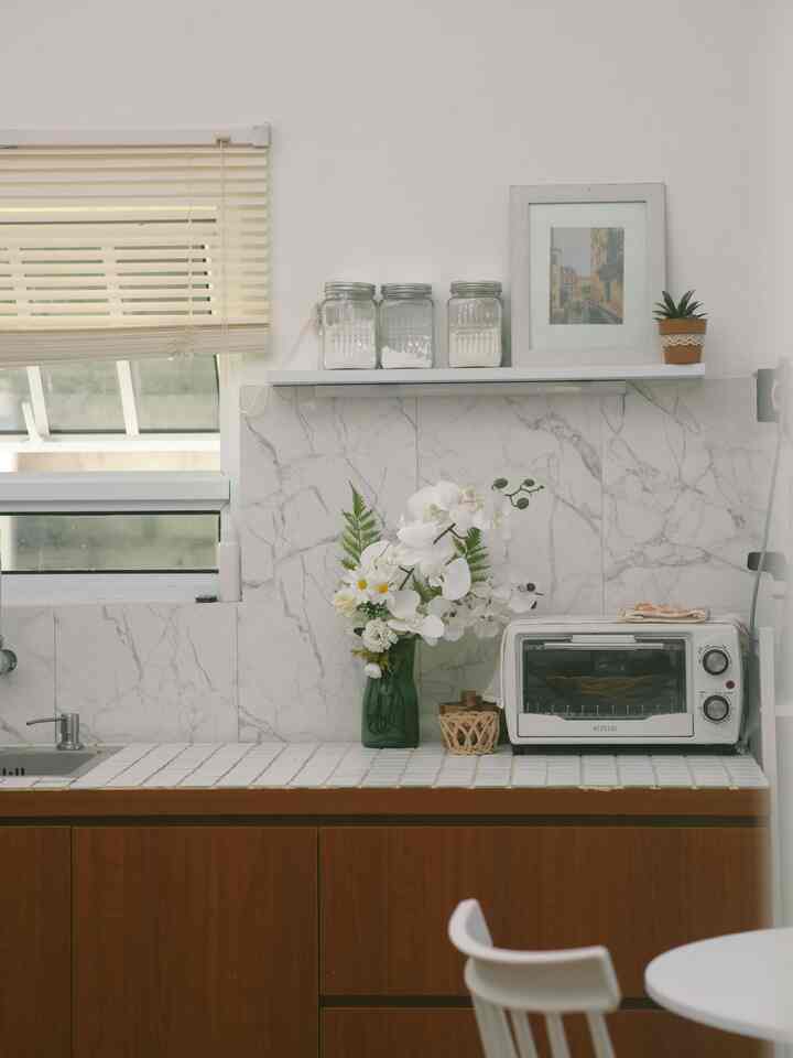 Hai, kenalan dulu sama dapur mungil ukuran 2,3 meter ini! Walaupun kecil, tapi cukup banget buat masak untuk keluarga kecil kami yang masih berdua. Semuanya fungsional dan nyaman banget dipakai sehari-hari. Kita pilih gak pake dapur cor karena rencananya nanti bakal pindah ke dapur yang lebih luas. Simple, tapi tetap hangat dan bikin betah!
#dapurmodern #dapurantik #Dapurpengantinbaru #dapur #kitchenset