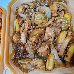 오늘 점심은 찜닭을 냠냠 먹어었어요><
처음시켜본 곳이었는데 양도많고 넘 맛있더라구요♡
역시 찜닭은 사랑이예요><
#찜닭 #오늘점심 #냠냠 #찜닭은사랑