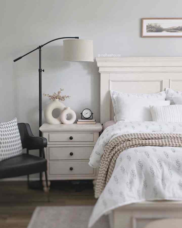 A still shot of my bedroom after changing my bedding for Spring 💚

#bedroominterior #bedroom #bedding #beddingset #cozyroom #beige #white #earthy