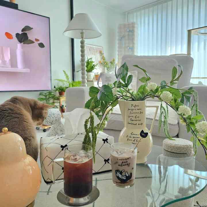 ＃オーホームストア6＃コンスープ記録＃リビング＃リビングインテリア＃ホームカフェ＃コーヒー＃リビング飾り 

コーヒーで始まる一日🤎

私はコーヒーの写真を撮ったので、私はチョンミルクを追加する夫です。

今日はまた出勤なので、退勤後の余裕を楽しむべきです:)

いよいよコンスープも終わりですね😭 


＃ルミール照明＃ルミール＃アワールーム＃エアコンカバー＃ソファテーブル＃ホテル827＃花瓶＃調和＃ソフィアリンド＃アクアテックス＃ソファ＃支店収納場＃エアコンカバー＃モダンハウス＃耐熱ガラスカップ＃植物＃植民地時代 