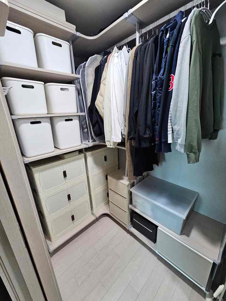 #살림살이 #콘수프기록 #좁은드레스룸   #정리수납 #리빙박스  #옷정리 #옷장정리 #요즘드레스룸 

服がなくて千万幸運です...狭いドレスルームの整理


最初は収納棚にもハンガー棒をつけて 
服を歩いた。
オープン式だからほこりがたまらないのが好き
私はほとんど引き出しに服を保管しています。
