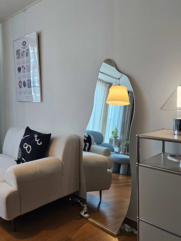 ＃五感レビュープログラムを通じて製品を提供され、直接使用してスタイリングした後期です。

💜ジュンウッドキエルノフレーム非定型飛散防止スタンドカフェインテリア全身ミラー💜

リビングをきれいに飾っておいてカフェのようにきれいな鏡を置いて写真を撮るのがロマンでしたが、今回実現しました😍
非定型デザインの鏡は、ちょっとした空間にポイントになって存在自体で感性インテリア作りにしてくれます。私たちの家のビューポイントになりました💕

ノーフレームミラーなので仕上げが大事だと思います。
ジュンウッド全身ミラーは外殻面処理もスムーズな丸め処理で
安全に気をつけて作りました。
素手で掴んでもガリガリする部分一つもなかったんですよ。

ミラー背面には飛散防止フィルムで仕上げて破損防止や 
もしかしたらミラーが割れた時の破片の飛びを最小化しました。 （鏡を購入する際に非常に重要だと思います！）

鏡は原木据置台を使用します。
滑り止めになっており、滑ることなく安定感が感じられます。

ミラーサイズは600×1500です。
私の身長は164ですが、全身写真はゆっくり出てきます。
最近ootdを残す楽しみに陥りましたが、ジュンウッドの全身鏡が楽しさを増してくれています🤗

きれいなフォトゾーンを作りたい場合は、ジュンウッドノーフレームの全身ミラーをお勧めします🩷

＃全身ミラー＃全身ミラーおすすめ＃リビングミラー＃リビングインテリア 
＃ノーフレームミラー＃非定型ミラー＃ミラーインテリア 
＃ジュンウッド＃フォトゾーン＃フォトゾーンを飾る＃リビングフォトゾーン 
#ootd #きれいなテム

