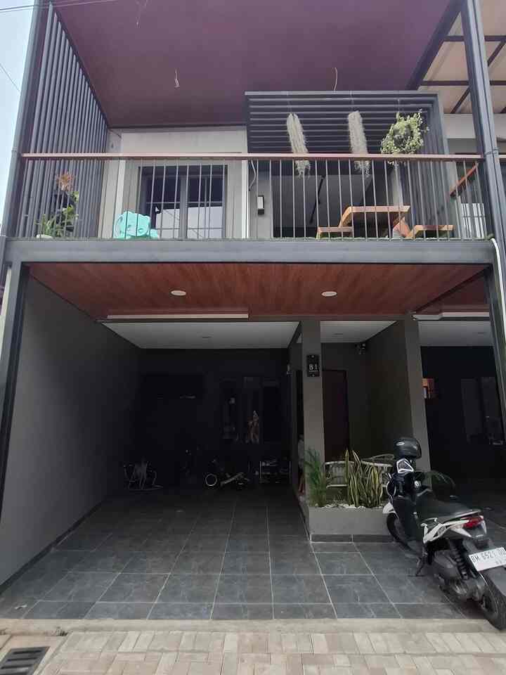 fasad ruma.rummaau ini jika diperhatikan seperti dua kotak yang ditumpuk, untuk memaksimalkan ruang dan lahan teras atasnya berdiri di atas carport yg terbuat dari besi dan dua tiang penyangga.

konsep minimalis modern mungkin yang paling cocok untuk menggambarkan fasad rumah kami saat ini yang dominan dengan warna abu dan hitam ditambah dengan sentuhan plafon PVC berwarna coklat yang membuat rumah ini terasa hangat. 

#KursiTeras #PlafonPVC #NomorRumahBoxLED #LampuDownlight
#InspirasiFasad #StyleFasad #FasadRumah