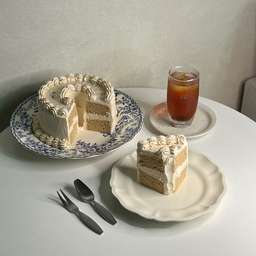 오늘의 사부작사부작-얼그레이쉬폰🍂🎂
오늘은 얼그레이쉬폰케이크를 만들어보았어요-!
얼그레이쉬폰에 얼그레이크림까지...! 너무 맛있어서 한 조각 순삭했답니다😊💛
+내일 후쿠오카로 2박3일 여행을 갑니다🎶
후쿠오카는 뭐가 맛있나요?
댓글로 추천해주세요💖
#오늘의우리집 #콘수프 #콘수프기록 #얼그레이 #케이크 #cake #홈베이킹 #베이킹 #baking #homebaking #홈카페 #homecafe #소통 #소통해요 #맞팔 #맞팔해요
