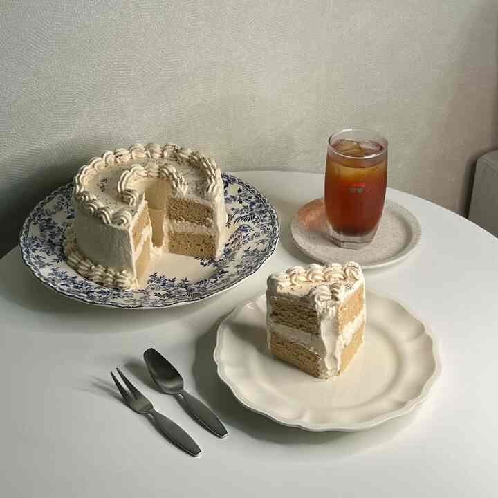 今日の師父作詞副作 - アールグレイシフォン🍂🎂
今日はアールグレイッシュフォンケーキを作ってみました！
アールグレイシフォンにアールグレイクリームまで…！とてもおいしかったので一枚さりげました😊💛

+明日福岡で2泊3日旅行に行きます🎶
福岡は何がおいしいですか？
コメントとしておすすめしてください💖

＃今日の私たちの家＃コンスープ＃コンスープ記録＃アールグレー＃ケーキ＃cake＃ホームベーキング＃ベーキング＃baking