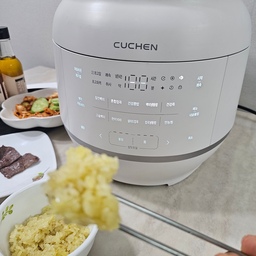 쿠첸 121 플러스 10인용 IH압력밥솥으로 강황밥도 맛있게. 
오늘도 건강한 하루를 기대하며
가족들에게 맛난 밥을 만드는 중..
 특별한 밥솥으로 말이죠. ㅎㅎ
김연아 밥솥의 똑똑함으로
최적의 밥맛을 구현, 
입맛살리는 밥솥으로 굿굿!!!
겉만 예쁜 밥솥은 재미없잖아요?
이 밥솥의 핵심은 이름처럼 
121도 초고온 고압 조리! 
국내 최초로 적용된 2.1기압 기술 덕분에
 쌀 속까지 완벽하게 익혀줘요. 
특히 강황밥처럼 향신료가 들어간 밥도
 잡내 없이 고슬고슬~
내솥은 316Ti 올스테인레스로
무엇보다 깔끔,,
안전하면서도 내구성도  굿.
찰진 밥부터 고슬밥까지 선택 가능
12가지 잡곡 요리 모드
조작도 어렵지 않고, 
디스플레이도 직관적.
스테인리스 파워락’. 
고압을 단단하게 잡아줘서
 압력 밥솥 특유의 안전성 장착
커큐민 성분이 체내 염증 완화에 효과적
강력한 항염 작용으로 알려져 있죠
​노랗고 윤기 자르르한 밥이 눈에 들어와요.
단순한 곁들임용 밥이 아니라, 
주인공이 될 수 있는 건강밥,
쿠첸 밥솥으로 제대로 즐겨보세요.
#밥솥 #전기밥솥 #압력밥솥 #전기압력밥솥 #10인용압력밥솥 
#전기압력밥솥10인용 #전기밥솥10인용 #올스텐밥솥 #스텐밥솥 #스텐내솥
#쿠첸121플러스10인용IH압력밥솥_CRT-RPS1071W
#강황밥 #맛있는밥