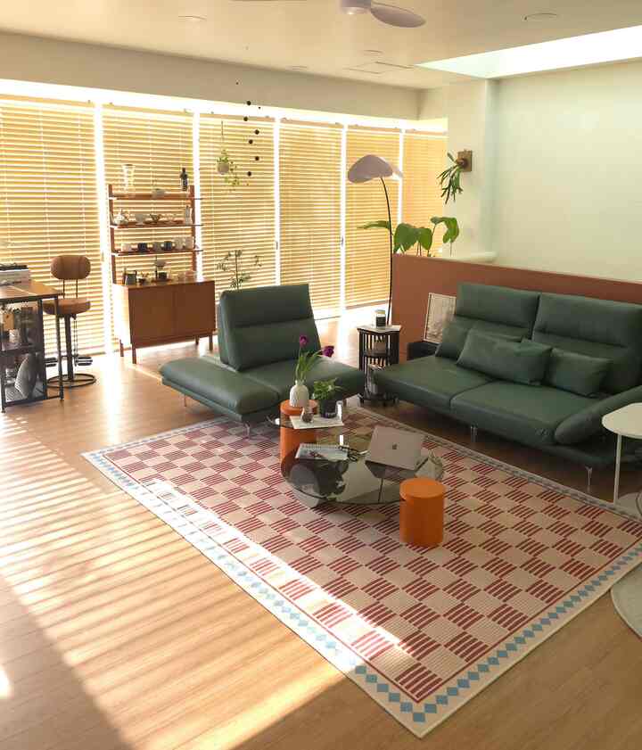 木目調と自然光が調和したリビング、モジュールソファとコーヒーテーブルが置かれた明るく居心地の良い空間