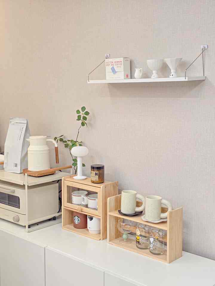 The interior of the Susun Home Cafe is still being used without any major changes..! I started decorating with wood + white
But I want to change it to all white these days..🤍

To change it to all white
I have to change everything from the cafe table
So I'll just think about it for now?🤐

Everything is annoying these days
But why isn't decorating the house annoying..

I keep wanting to buy something💰

#PrettyItemsBest #콘수프기록 #신혼부부일상 #신혼집 #거실스타그램 #거실인테리어 #홈카페 #홈카페스타일링 #거실 #고블렛잔 #머그컵 #간접조명 #스탠드조명 #홈스타일링 #홈인테리어 #맞팔 #맞팔해요 #맞팔환영 #인스타맞팔 #인테리어소품