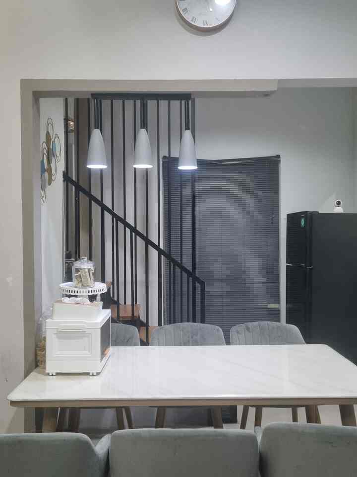 Hai, selamat datang di Rumah Twinsie. Rumah modern minimalis 6x15m. Ayo berteman 🤝

Ruang makan di rumah kami ada di lurusan ruang tamu dengan mengusung konsep open space tanpa sekat. Disini kami menggunakan furniture dengan look modern agar tetap terlihat elegan di rumah yang minim area.

#RumahTwinsie #dining #room #ruangmakan #modern #minimalis #cozy #homesweethome #open #space