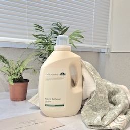 🏷 Thanks to 베베스킨라이프 
요즘 엄마들은 섬유유연제도 아무거나 쓰지 않죠~?
베베스킨 라이프의 모든 제품은 대한민국에서 수확한 특산 자연유래 원료를 담았다고 해요.
경기도 이천 쌀, 강원도 정선 자작나무 수액
또 니치 향수가 연상되는 매혹적인 바이올렛 가든향
옅지않은 진한 느낌의 향기로움이 묻어나 기분 좋은 빨래 냄새를 풍겨요.
흔하게 맡을 수 있는 섬유유연제 향이 아닌 독특한 조향이 고급지고 매력적인 향을 발산해요!
섬유유연제를 만들때 물도 들어가는거 아셨나요?
 정제수 대신 깐깐하게 UV 필터를 거쳐 한번 더 살균한 안심 살균수를 사용 했어요.
🍃 스페셜한 자연유래 성분으로 안심세탁
🍃 국제적인 인증인 비건, 할랄, 에코서트 인증을 받은 성분_데실글루코사이드
🍃 팜유래 유연성분
🍃 니치 향수처럼 독특한 조향의 "퍼퓸 섬유유연제"
안심 성분으로 아이를 키우는 가정에서 사용하시기를 추천 드리며,
안심 살균수, 대한민국 원료, 국제적 인증 성분의 사용으로
베베스킨라이프는 믿고 사용하는 안심 브랜드 입니다.
우리가족과 지구의 건강까지 케어 합니다.
#협찬 #베베스킨라이프 #섬유유연제향수 #섬유향수 #향기좋은섬유유연제 #대용량섬유유연제 #향좋은섬유유연제 #베베스킨라이프유연제 #비건섬유유연제 #친환경섬유유연제 