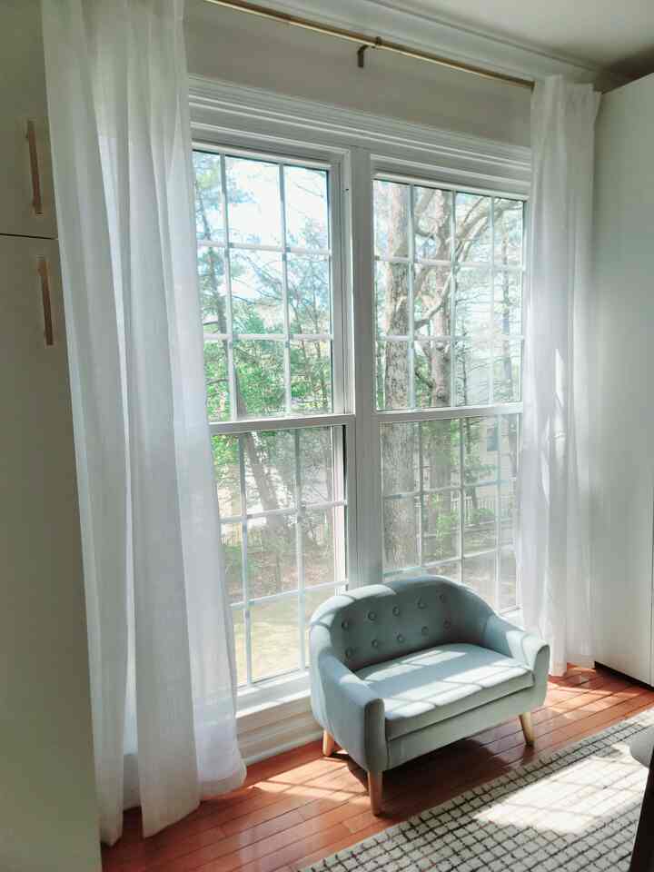 Sudut kecil yang dibuat khusus untuk bayi saya. Cahaya matahari yang lembut melalui tirai tipis membuat sofa anak-anak ini terasa sangat hangat dan nyaman. #kidsofa #windowcurtains #window #lightfiltering #curtainstyling #Petinterior #petsofa #petterrier