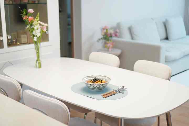 「花で始まる、とても暖かい朝」
予期せぬ贈り物に心が詰まった昨日。
ダイニングテーブルの上に上げられた花を眺めながら
一日がもっと特別に感じられます。😁

＃感性インテリア＃家の装飾＃フラワーインテリア＃ホームスタイリング＃花束＃フラワーインテリア＃キッチンダイニングテーブル