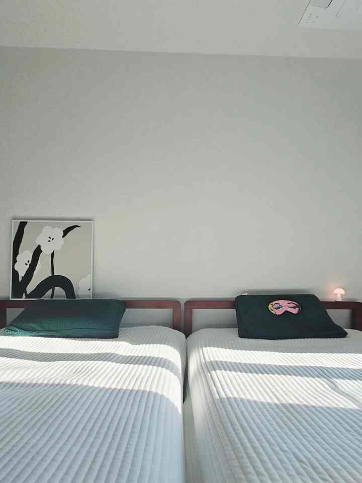 I just sleep here.

#MinimalVersusMaximal #미니멀
Two single beds in the master bedroom.
There's nothing there, so I brought a picture frame and put it on. ^^
I'm looking for a poster to put on the back wall, but I think I can get by without one.

#PillowCover #포렌베게커버 #장미맨숀 #리브침대 #뚜누포스터 #렉슨미나미니 #안방인테리어 #침실인테리어 #침구교체 #맞팔해요