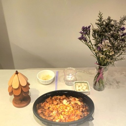 바쁠수록 예쁘게 먹기
어제부터 1호가 주문했던 찜닭
일미리금계찜닭 하나로 1호의 입맛 저격!
치즈 솔솔, 매콤달콤 촉촉함 가득.
꽃이랑, 우드 냄비받침만 툭 놓았는데
배달음식도 이젠 우리 집 분위기를 닮아가네요
이 순간도 콘수프로 소중하게 기록 중.
#집에서제일바빠 #일미리금계찜닭 #찜닭맛집 #냄비받침 #감성식탁 #콘수프기록 #콘텐츠수익화 #맞팔환영 #집밥아닌집밥 #배달음식일상
