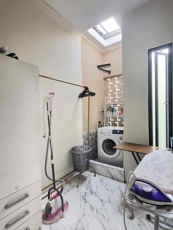 Hai, salam kenal dari Rumah Twinsie. Rumah Modern Mininalis 6x15m di Kota Depok. Yuk berteman 🤝

Ruang laundry ini memang masih sederhana tapi alhamdulillah ini lebih dari cukup buat kami. Detail barang bisa di klik aja yaa. Yuk, kita mulai cuci jemur setrika 😄

#newbie #member #rumahtwinsie #homeai #home #modern #minimalis #laundryroom #laundry #servicearea #ruangcuci 