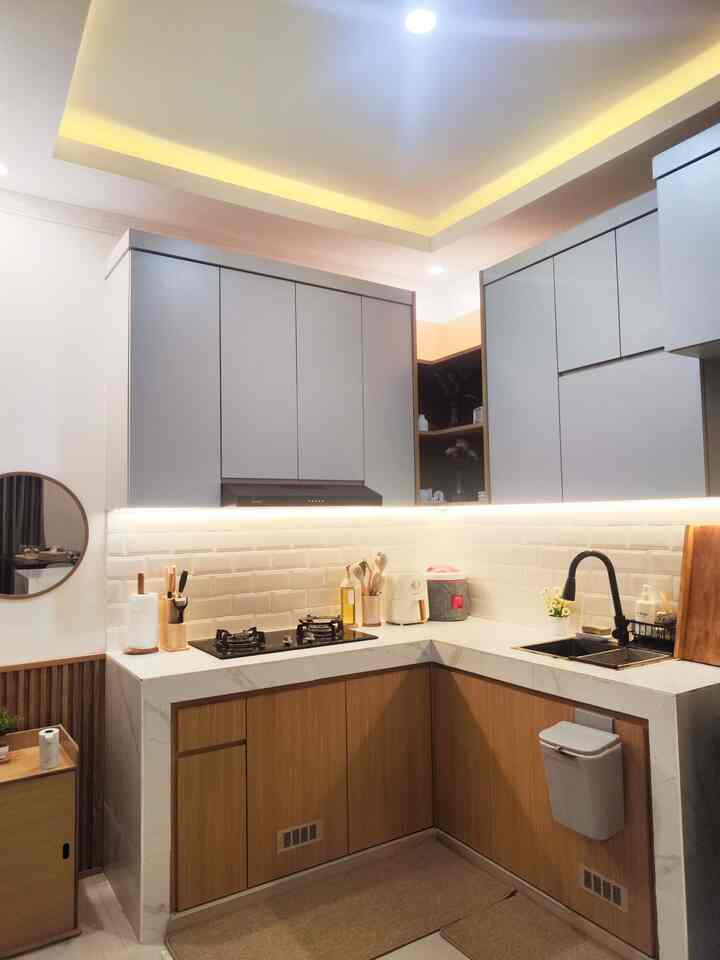 Haii tetangga!👋🥰

Kenalin, ini #dapurminimalis punya danishhome_. 🏡
Iya! konsepnya memang open space dan langsung connected dengan ruang tamu kita, sehingga bisa memberikan kesan luas dan lega. Ide ini muncul karena rumah danish berdiri pada lahan yang terbatas. 😁

Konsep open space membuat kami harus menata sedemikian ruangan agar senantiasa rapi, sehingga dari awal pembangunan rumah, kami sudah mencari ide tentang kitchen set minimalis melalui berbagai media yang ada seperti pinterest, IG, dan termasuk O!House. 

✨️Untuk kitchen set, kita _request_ melalui vendor yang berada di sekitar Tangsel dengan warna HPL kabinet atas yaitu TH 050 AA Fox Grey dan kabinet bawah dengan kode TH 853 J.

✅️Kami juga banyak menonjolkan komponen warna minimalis seperti abu-abu, cokelat, dan putih sehingga memberikan kesan hangat di rumah.

✅️dapur danish didesain dengan bentuk L dan  untuk meja makan, kami sediakan meja island sebagai tempat kami makan bersama atau tempat WFH sambil ngopi santuy!☕️🍱

🔅Kami engga pake top table untuk meja dapurnya tapi menggunakan granit dengan motif minimalis yg ukurannya 60x60 cm (digunakam pada meja island juga biar senada)

❓️Fun fact, kami banyak beli barang secara online untuk di area dapur dan meja makan. Selain harganya lebih murah, tentunya banyak pilihan sesuai keinginan kita.  Jadi kita juga bisa styling dan decor rumah sesuai selera.😚

❕️Tips dari aku juga, untuk kamu yang mau mengusung dapur minimalis dengan konsep open space, usahan untuk senantiasa barang selalu rapi, bisa menggunakan kabinet atau rak organizer biar makin cakep dan tertata!

🙌Jangan lupaa, stay tuned terus #ceritadanishhome_lagi yaa! 

Terima kasih buat tetangga yg sudah mampir virtual, yah!🥰🫶

btw slide 1 s.d.3 dapur danish versi malam dan 4 s.d. 6 versi siangg dan belum ditambahkan banyak printilan. 🫣🥰 next project bisa upgrade kulkas yaah😆🫵
#MejaMakanMinimalis  #KitchenSet 
#KitchenSetMinimalis  #Backsplashkitchen
#DapurMinimalis
#DapurModern
#MakeOverDapur
#StylingDapur
#DapurImpian