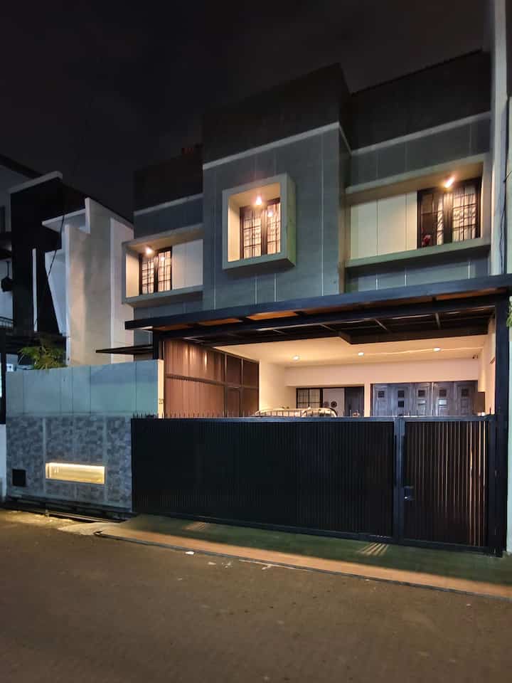 Simpel dan gagah, begitu yang banyak orang bilang tentang fasad ini. Saat membangun rumah ini, kami memang tidak terlalu berambisi ingin bentuk fasad yang seperti apa, kami cenderung memaksimalkan tata letak ruang agar maksimalenuhi kebutuhan kami, karena bagi kami kenyamanan yang utama adalah dibagian dalam, maka kami berprinsip simply outside, comfort inside, pada akhirnya kami yang menikmati keseharian berkegiatan di dalam rumah. ☺️


#Arturo
#Kamprot
#wpc
#GranitDindingFasad
#PartisiOutdoor
#PagarRumah
#GranitAbu
#PagarHitam
#Catdinsingtexture
#InspirasiFasad
#StyleFasad
#FasadRumah
