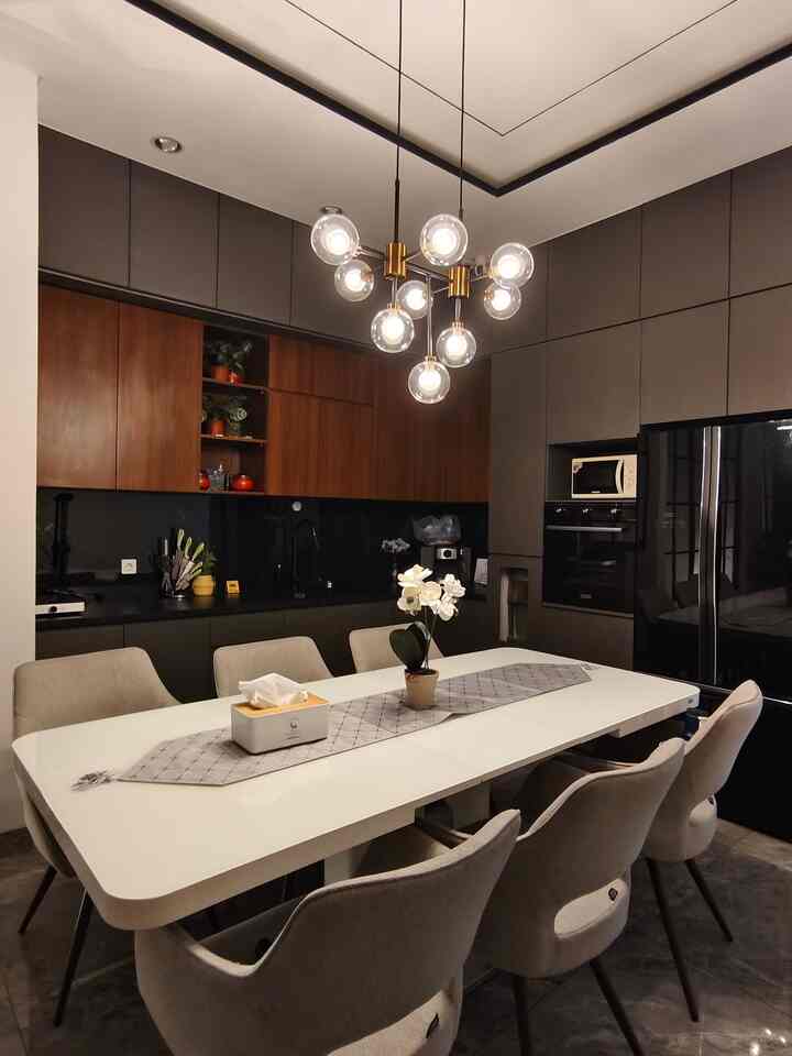 Ini adalah tempat Favorit para Tamu yang datang, disini kami bisa menghabiskan waktu untuk menikmati suguhan dan berbincang-bincang dengan santai dan nyaman. 

#lampugantung
#mejamakan
#mejaextended
#mejamakanbesar
#kursimakan
#kursiputar
#kitchensetminimalis
#hpl
#kulkas2pintu
#BacksplashKitchen
#kitchen
#MakeOverDapur
#StylingDapur
#DapurImpian
