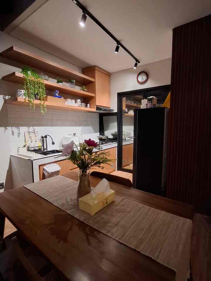 Dapur kami yang hanya segaris ini mungkin terlihat sempit namun bisa memenuhi semua kebutuhan kami yg beragam, Penggunaan kaca film silver juga merupakan usaha kami agar dapur kami terlihat luas. kemudian terdapat kitchen set berwarna natural yang terdiri dari  tiga tingkat ambalan kami fungsikan sebagai penyimpanan elektronik dan tanaman hias yg menjuntai serta beberapa tanaman hias lainnya untuk mempercantik dapur kami. 


#MejaMakanMinimalis #LampuSorot #TableRunner #Jamdinding #MakeoverDapur #StylingDapur #DapurImpian