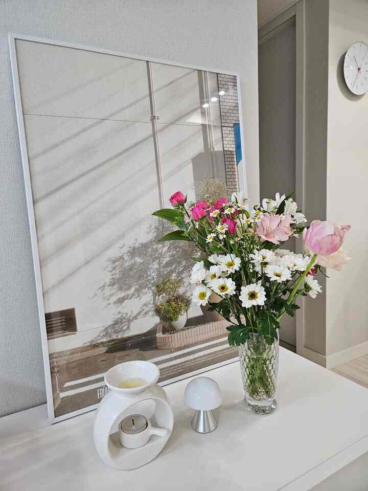 ママが家に帰るとき
春だと花を買ってくれました。
生花が与える生気がとても良いです🌸🌼🌹⚘️🌿
-
＃今日の私たちの家＃コンスープ記録
＃フラワーデコ＃ミニマルホーム＃ホームスタイリング＃フラワースターグラム
＃感性写真＃デイリーインテリア＃ホワイトインテリア＃ショーケースインテリア
＃家を飾る＃暖かい感性＃花で癒し＃20平居