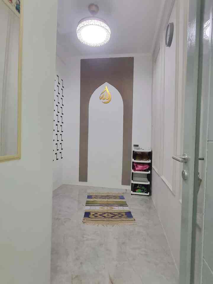 Hai, selamat datang di Rumah Twinsie. Rumah modern minimalis 6x15m di Kota Depok. Yuk kita berteman 🤝

Mari masuk di Mushola Ar-Rahmadhan. Mushola keluarga kecil kami ukuran 2x2,8m. Agar memberikan kesan luas dan mewah, kami menggunakan lantai granit big slab ukuran 60x120cm serta moulding vertikal pada salah satu dinding.

Kami pun membuat mihrab custom dari material gypsum yang dicat coklat dan dihiasi lafadz Allah dengan coating emas.

Alhamdulillah, ruang sholat ini cukup untuk berjamaah 4-5 orang.

#newbie #member #rumahtwinsie #homeai #home #modern #minimalis #mushola #mihrab
