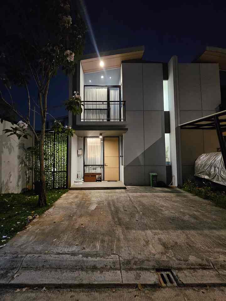 Fasad rumahku pada malam hari 🌛
Bagian fasad ini merupakan bagian yang tidak boleh diubah pada saat renovasi, mengikuti ketentuan yang ditetapkan oleh pengembang. Oleh sebab itu, tidak banyak yang aku lakukan di bagian ini pada saat renovasi. 
Karena kebetulan rumah ini memiliki area lebih di bagian samping, pada saat renovasi aku membuatnya menjadi area laundry dan teras samping, kemudian aku berikan pagar dengan hiasan daun artifisial sehingga menambah pemamdangan hijau di depan rumah. 
Semoga menginspirasi ya, tetangga semua ♡

#CatRumah
#KapLampuDownlight
#RakSepatuMinimalis
#BoxMeteranListrik
#KesetCushion
#DaunRambatArtifisial
#InspirasiFasad
#StyleFasad
#FasadRumah
