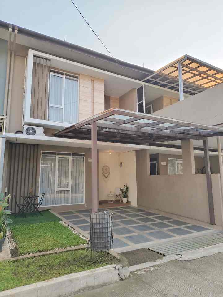 Halo selamat datang di rumah Kami. Ini adalah fasad rumah minimalis Scandinavia, fasad ini adalah desain bawaan dari developer. Kami meletakkan 2 foyer area untuk tamu perokok dan foyer untuk sekedar santai atau bisa dibilang ruang tunggu. Perpaduan coklat dan krem memberi kesan minimalis yang semakin kuat. Mampir yuk! 

#KursiTaman #Kanopi #BesiHolo #RumputSintetis #CatNipponPaint #TegelOutdoor #Macrame #InspirasiFasad #StyleFasad #FasadRumah 