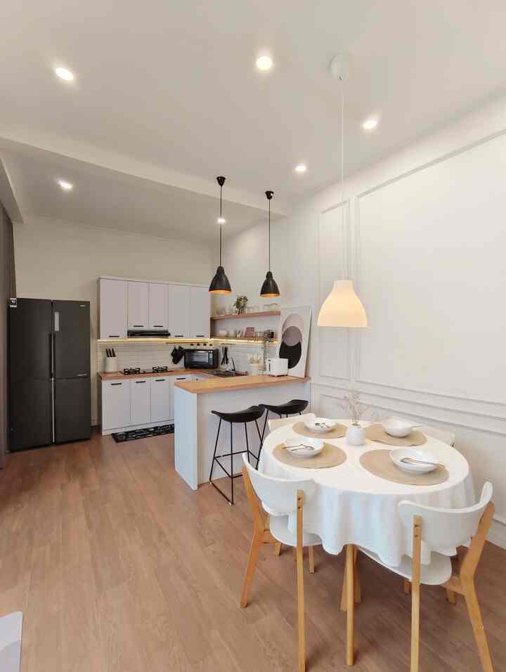 Halo selamat datang di tempat pavorit di ruma kami. Gimana kerasa banget kan Scandinavia Living Vibes nya? Perpaduan wood and white memang se cocok itu, enak gitu dilihatnya bikin ruangan jadi terkesan luas. Suka juga dengan style ini gak? 

#KursiBar #HPL #KesetDapur #LampuGantung #MejaMakanBulat #KomporModena #GraniteKayu #WallMoulding #MakeOverDapur #StylingDapur #DapurImpian

