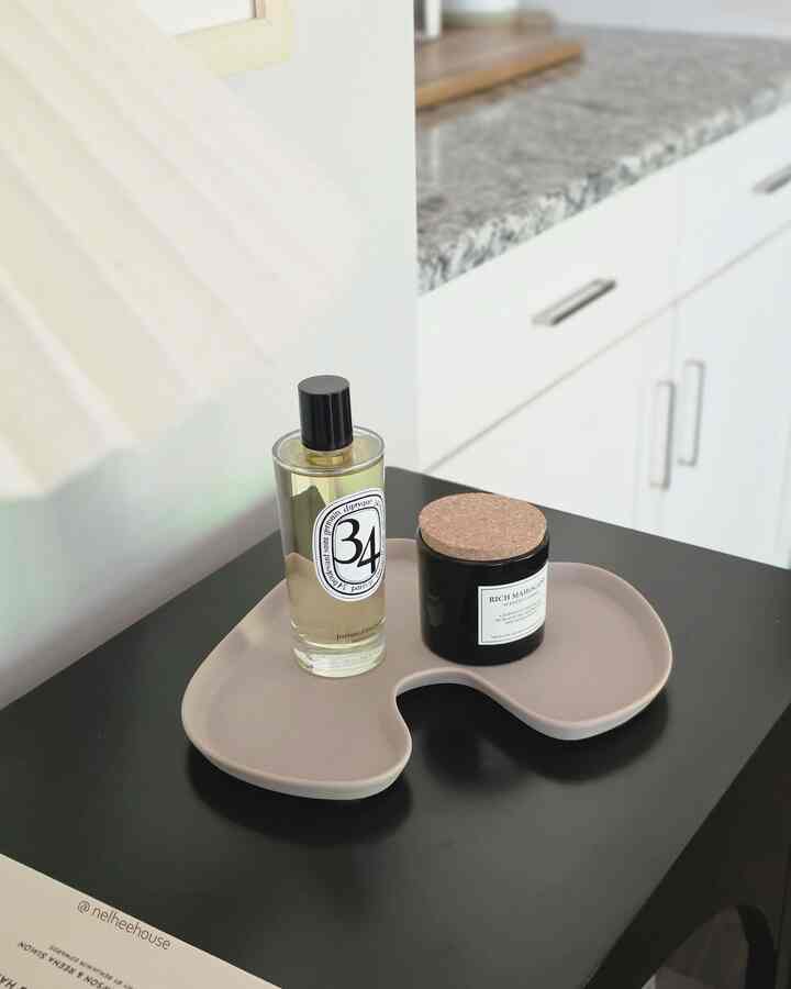 From a cozy woven placemat to a modern/ chic tray.
 A subtle change brings different vibes to your space 😘

#tray #moderninterior #chic #homebar #roomspray #candle