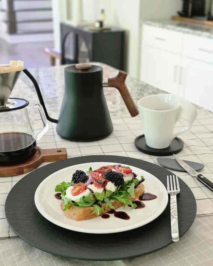 Making a fresh burrata open sandwich with Trader Joe's new item, burrata filling! Yum 😘

#sandwich #dinnerware #brunchplate #brunch #healthyfood #cutlery #sabre #villeroyandboch #platingshot #plating