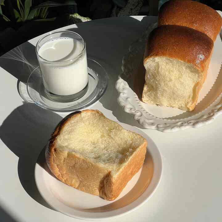 今日の師父作詞副作 - 生クリーム食パン🍞
今日はボドルボトゥルハン生クリーム食パンを作ってみました-！
生クリーム、卵、蜂蜜まで入ってグランジ風味大ヒット!!とても美味しかったです🥹💛
今日は基本ストレートではなく低温スポンジ法を使って作ってみました！
だからか、パンがより柔らかくて味が深かったです💖

昨日は雨が降りましたが、今日は日が晴れですね🌞
今日も幸せな一日を過ごしてください🍀

＃オーホームストア＃コンスープ＃コンスープ記録＃食パン＃ブレッド＃ベーキング＃ホームベーキング＃baking＃homecafe＃homebaking＃ホームカフェ 