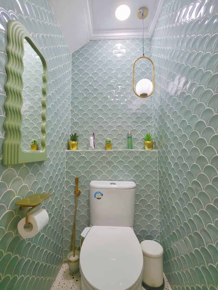 ‼️ Inspirasi Kamar Mandi Mungil 

Kamar mandi mungil kami ini terletak dilantai 1 yg memanfaatkan space yang ada dibawah tangga. Sebetulnya dengan ukuran kamar mandi hanya 1,7 m x 0,90 m layaknya hanya untuk di jadikan powder room. 

Tapi karena memang semua ukuran kamar mandi bawaan developer mungil-mungil, maka kami putuskan tetap dimanfaatkan sebagai kamar mandi agar ketika banyak tamu ada alternatif kamar mandi selain kamar mandi utama. 

Berikut tips supaya kamar mandi mungil terlihat luas & fungsional: 
✅️ Menggunakan shower tanam 

✅️ Pilih ukuran & desain toilet yg minimalis 

✅️ Menggunakan keramik yang berwarna cerah

✅️ Membuat tempat sabun dengan memanfaatkan dinding tembok sehingga peralatan mandi tersusun rapih 

#keramiklantai #keramikkamarmandi #lampugantung #inspirasikamarmandimungil #inspirasikamarmandi #kamarmandiminimalis #desainkamarmandi #renovasikamarmandi #bathroommakeover #bathroominspo #kamarmandimungil #bathroom #bathroomdesign
