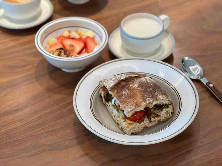 ああ、週のナイスだった朝！このレシピでしばしば食べるべきです。
準備物：バジルペスト、キノコ、トマト、ブラタチーズ、バルサミック、スラブ
。
。
＃セイミル＃アラビアフィンランド＃ホガナス＃ヨーグルト＃サンドイッチ＃おにぎりレコード＃料理レシピ＃おいしい料理＃週末料理＃週末に何をする＃今日の家＃コーヒー＃ランピー＃コイブ＃マチルダ＃かわいい＃ビンテージ＃ビンテージボウル 