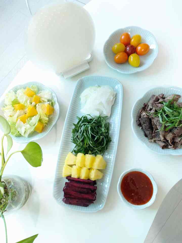 #오홈스토랑
#CornSoupRecord
#MutualFollow
#YoonDoJagi
#KoreanCookwareRecommendation
#HealthyMeal
#HomecookedMeal
#PlatingMustHaveItem

OhHomeStoRang4
April

Thanks to the savings shot, OhHome is the fastest ㅋㅋ
On Sundays, I feed my husband a lot of vegetables, mainly dishes he can't eat on weekdays

With Vietnamese spring rolls on Sunday

I used up all the vegetables left at home

Even though there weren't many ingredients, he ate them well, so I wanted to cook ㅋㅋ

The amount is like this because I took pictures, but that's not the end^^

I saw today that there was a challenge related to flowers
Wow, I really thought I'd have to buy flowers now ㅋㅋ
I'm one person who doesn't have a flower shop^^

