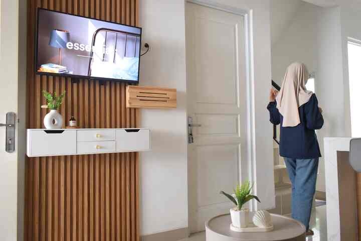 Rumah kamu di lahan terbatas? Coba tips ini!

👌Buat tetangga yang punya rumah di lahan terbatas, bisa coba nerapin konsep open space seperti di danishhome. Sebelumnya aku udah cerita tentang ruang tamu yang terhubung langsung dengan dapur. Danishhome adopt this concept!

❓️Kenapa Open space? karena lahan rumah kami terbatas, jadi biar ruangan bisa terlihat lega dan luas, makanya kami usung konsep ini.

✨️Btw, kami juga memasang TV layar datar di dinding agar ruangan terlihat lebar. lalu, untuk memberikan sentuhan yang lebih estetik, kami menambahkan wall panel di area TV yang kami pasang sendiri💪

💡 Selain itu,  kami juga menambahkan wall board, standing lamp dan lukisan di area sofa biar makin manis.

nah, gmana menurut tetangga? Sudah terasa lebih cozy, kan? 🏡💕

#RumahOpenSpace #RumahTanpaSekat
#RumahLega #Kitchenset #KitchenSetMinimalis  #PlavonPVC #WarnaCatRumah #WallpaperDinding 
#WallpaperEstetik #Cat #LivingRoom #Openspace #Cozylivingroom #Cozy #RuangTamu