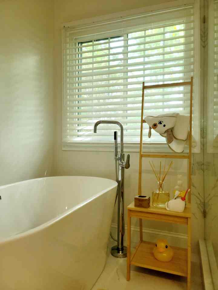 Ada sesuatu yang sangat manis tentang kamar mandi anak-anak saya akhir-akhir ini — sinar matahari masuk melalui jendela, menerangi ubin putih dan bak mandi yang bersih berkilau. Bebek kuning favorit mereka mengapung di bak mandi, selalu siap untuk bermain. Itu adalah tempat yang membahagiakan bagi mereka, dan sejujurnya, saya suka betapa mereka menyukainya! #kidsbathroom #bathtubinterior #bathtoy #freestandingtub #tileinterior #sunlight #window #bathchair #Towel