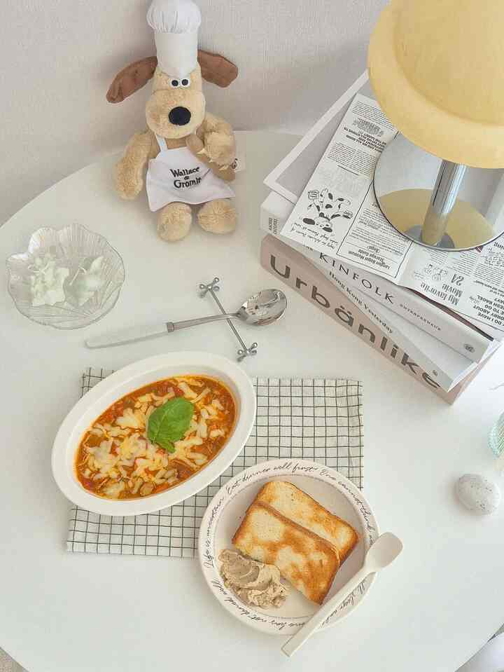 #오홈스토랑 #콘수프기록 3
今回の連休を通して食べて寝て、食べて寝てを繰り返したら中がずっと暑くて久しぶりに魔女スープを煮て食べました！

冷蔵庫に残った野菜の方言と鶏の胸肉、トマトピューレ、ハーブソルトなどを入れて八腕煮ると元気にデトックスになる魔女スープがすぐに完成します。
一度作るときにたくさん作って冷凍保管すればデトックスしたい日ごとに暖めて食べるだけであるとても便利な食事メニューです。