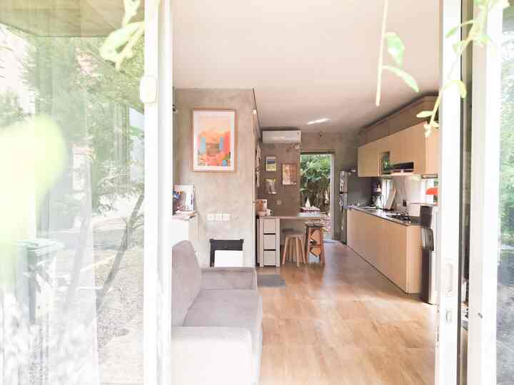 Halo, selamat mampir! Silahkan tengok-tengok (walaupun sekali tengok kelihatan semua, ya 😁). Di lahan yang termasuk minimalis ini, supaya terlihat lega aku buat open se-open opennya. Living Dining Kitchen jadi satu + masih ada satu powder room. Mungkin ada satu hal yang beda dari rumah ini, yaitu penggunaan material kaca sebagai dindingnya. Jadi cahaya bisa nerobos masuk dan rumah terlihat semakin lega, juga terang. Padahal ceilingnya hanya 2.4 m 😁 Oiya! Ukuran rumah ini 3.5 x 7.5 m saja hehe.
#TembokEkspose #RumahOpenSpace #RumahTanpaSekat #RumahLega