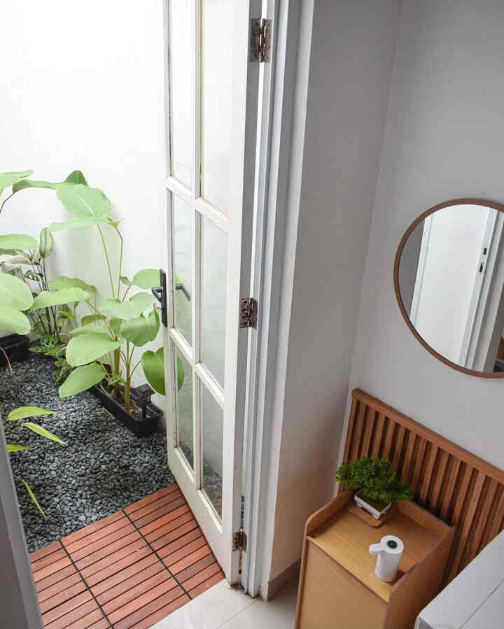Area Void✨️

Area void di #danishhome_ adalah salah satu spot favorit kami di rumah. Meski berdiri di lahan terbatas, kami sengaja menyisihkan sedikit ruang untuk membuat void agar rumah tetap mendapatkan pencahayaan alami dan sirkulasi udara yang optimal. Letak area void ada di sudut samping dapur yg terkoneksi dengan ruang tamu.

Dengan ukuran sekitar 2,5 x 1,2 meter, area ini kami desain dengan konsep taman kering yang menggunakan tanaman calathea, batu kerikil, jaring paranet, dan decking kayu untuk tampilan yang lebih estetik dan menyenangkan. Kemudian di antara area void dan dapur kami tambahkan cermin dilengkapi wallpanel agar lebih manis🤍 

Kami sangat bersyukur dengan pilihan kami untuk membuat area void. Kami merasakan sirkulasi udara di rumah semakin asri ditambah sinar matahari masuk secara optimal jadinya menghemat penggunaan lampu deh✨️🥰

Menurut tetangga, void itu penting ga? yukk komen di bawah ya!🙌🫶
#Void #RuangCompact #AreaVoid #InspirasiVoid #OpenSpace #RumahdenganVoid #RumahMinimalis