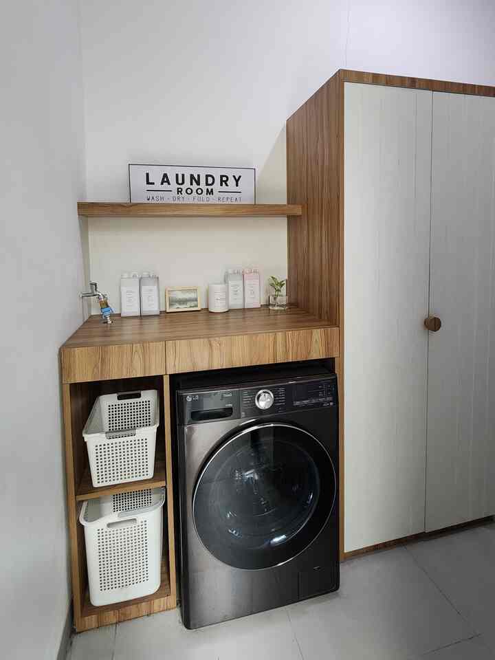 Laundry Room kami lebar 2 meter dengan lemari penyimpanan kebersihan & keperluan stock laundry di sebelahnya sebelahnya. 
Designnya simple dengan ambalan untuk dekor, rak untuk keranjang dan lengkapi rel jemuran tambahan. 
semoga menginspirasi 🫶🏻✨️
#LaundryRoom #InspirasiLaundry #LaundryStyling #ServiceArea #IdeLaundry #KabinetLaundry