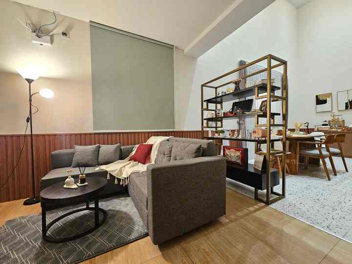 Ruang tamu di rumahku menyatu dengan ruang makan, namun demikian untuk membedakan kedua ruangan tersebut, aku menggunakan sebuah rak pajangan di antaranya, dan lantainyapun sengaja kubedakan. Ruang tamu menggunakan lantai granit sedangkan ruang makan menggunakan lantai terrazzo. 
Dengan adanya rak pajangan di antara keduanya, ketika ada tamu, privasi dapat tetap terjaga, namun kesan terbuka tetap dirasakan. 

#WallpanelEstetik
#LantaiGranit
#RollerBlind
#ThrowBlanket
#StandingLamp
#LantaiTerrazzo
#VaseandTray
#ReedDiffuser
#RumahOpenSpace
#RumahTanpaSekat
#RumahLega